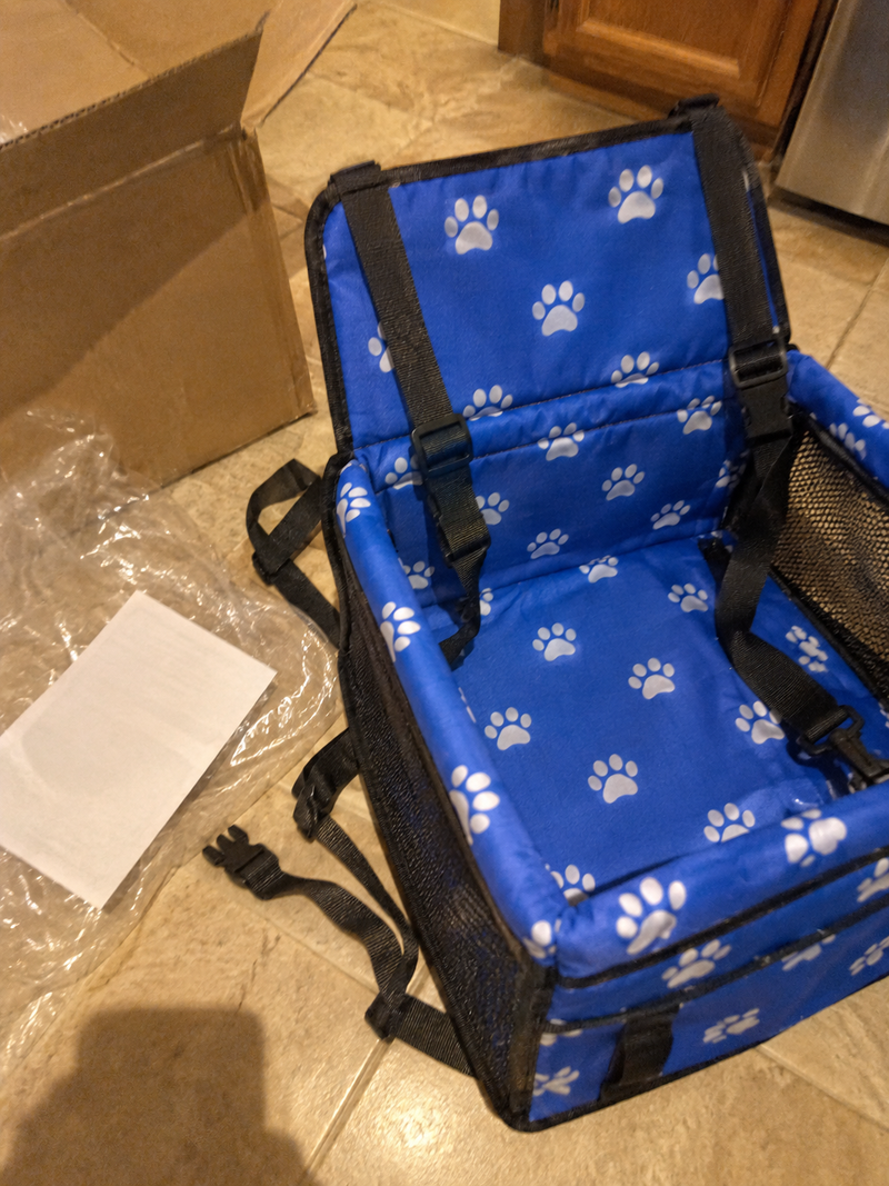 Mascota utilizando la cuna de viaje