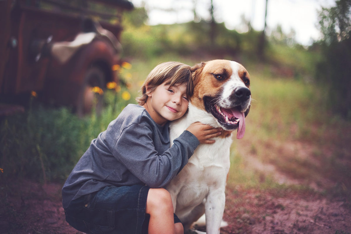 Familia disfrutando con su mascota