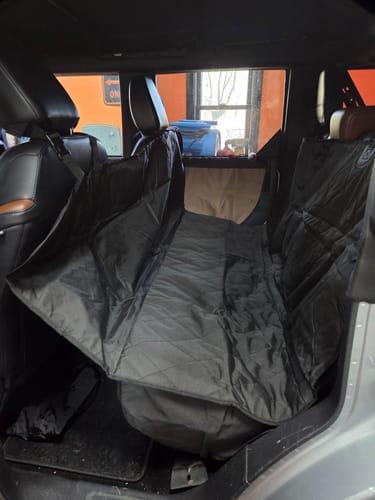 Cliente usando la funda protectora en su coche